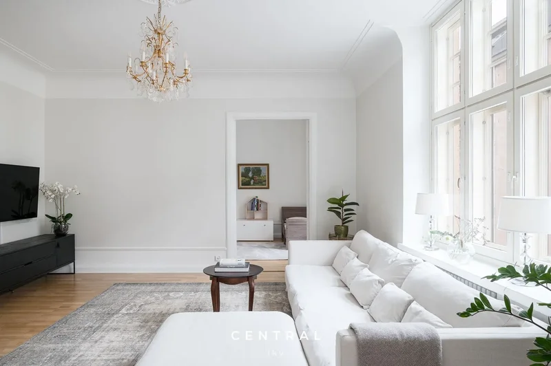 Stunning four-bedroom residence with high ceilings