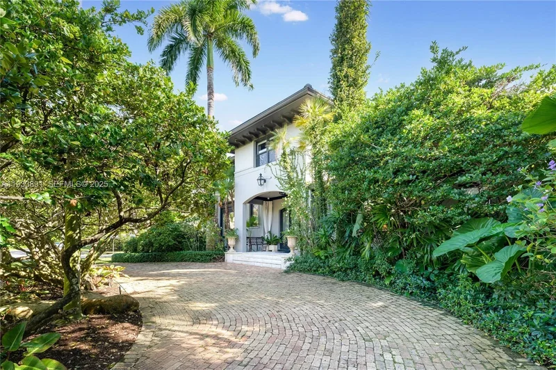 5077 N Bay Rd, Miami Beach, Florida, United States. - Photo 35