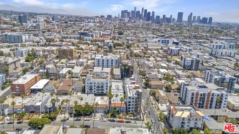 932 S Mariposa Avenue, Los Angeles, California, United States. - Photo 11