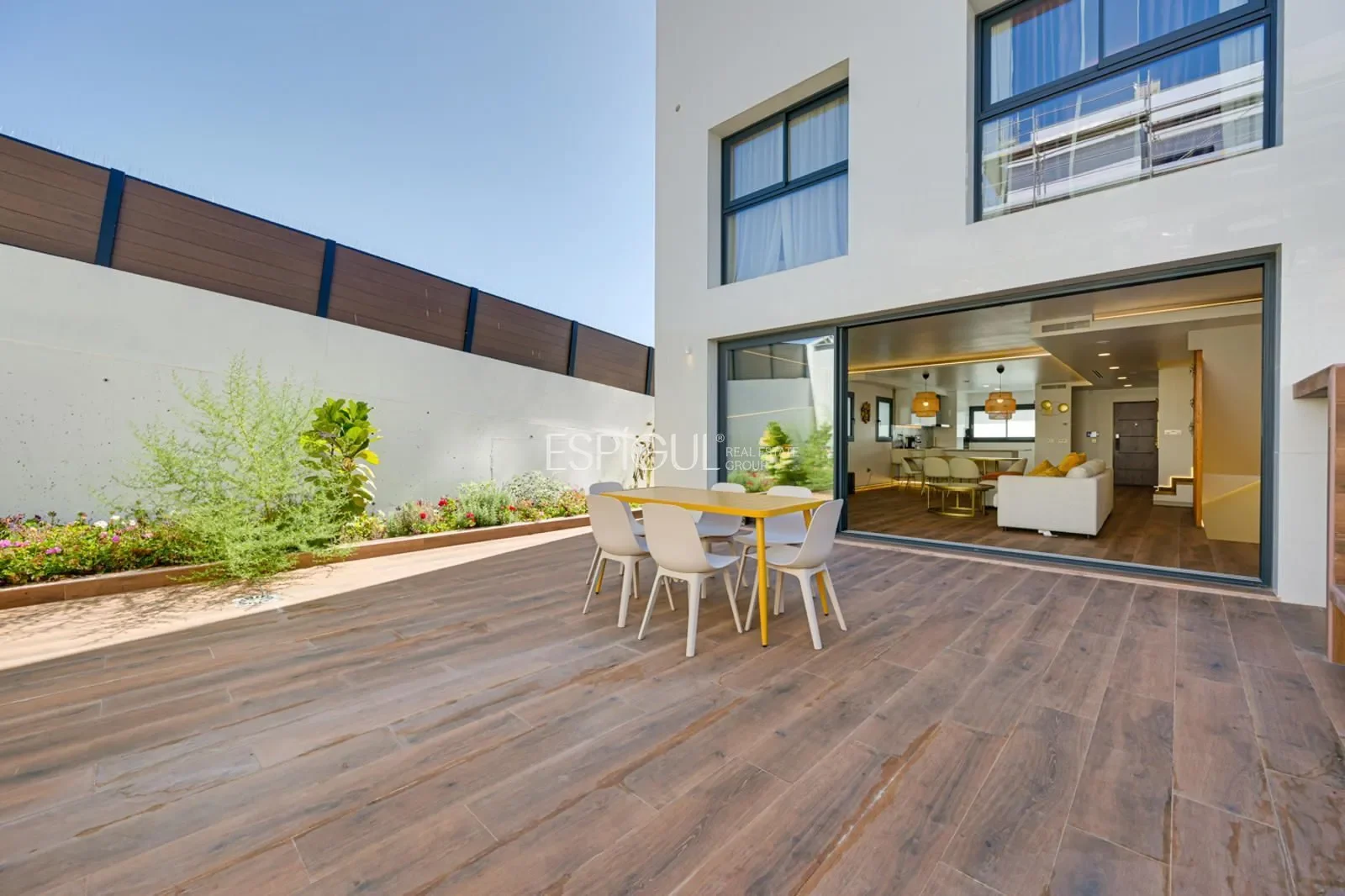 Exterior photo 2