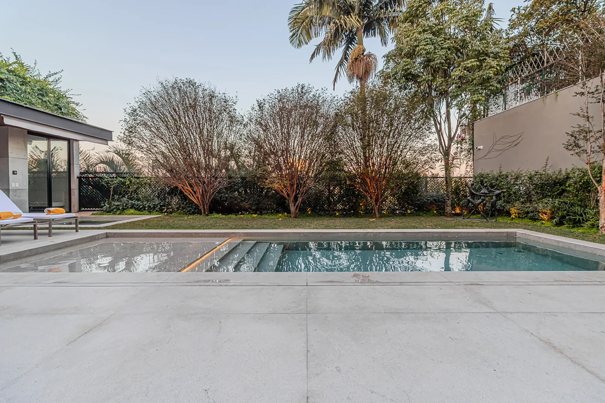 Exterior photo 5