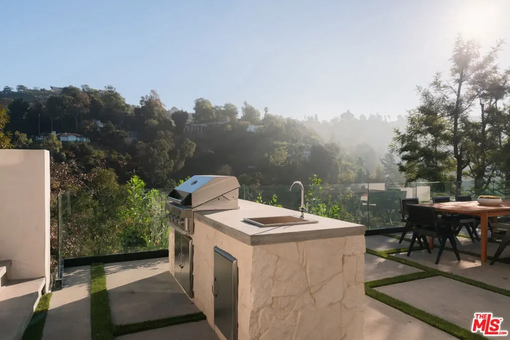 2608 Zorada Drive, Los Angeles, California, United States. - Photo 2