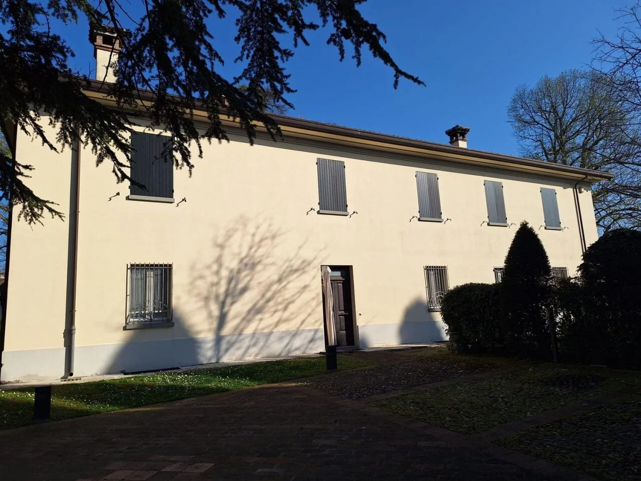 Exterior photo 8