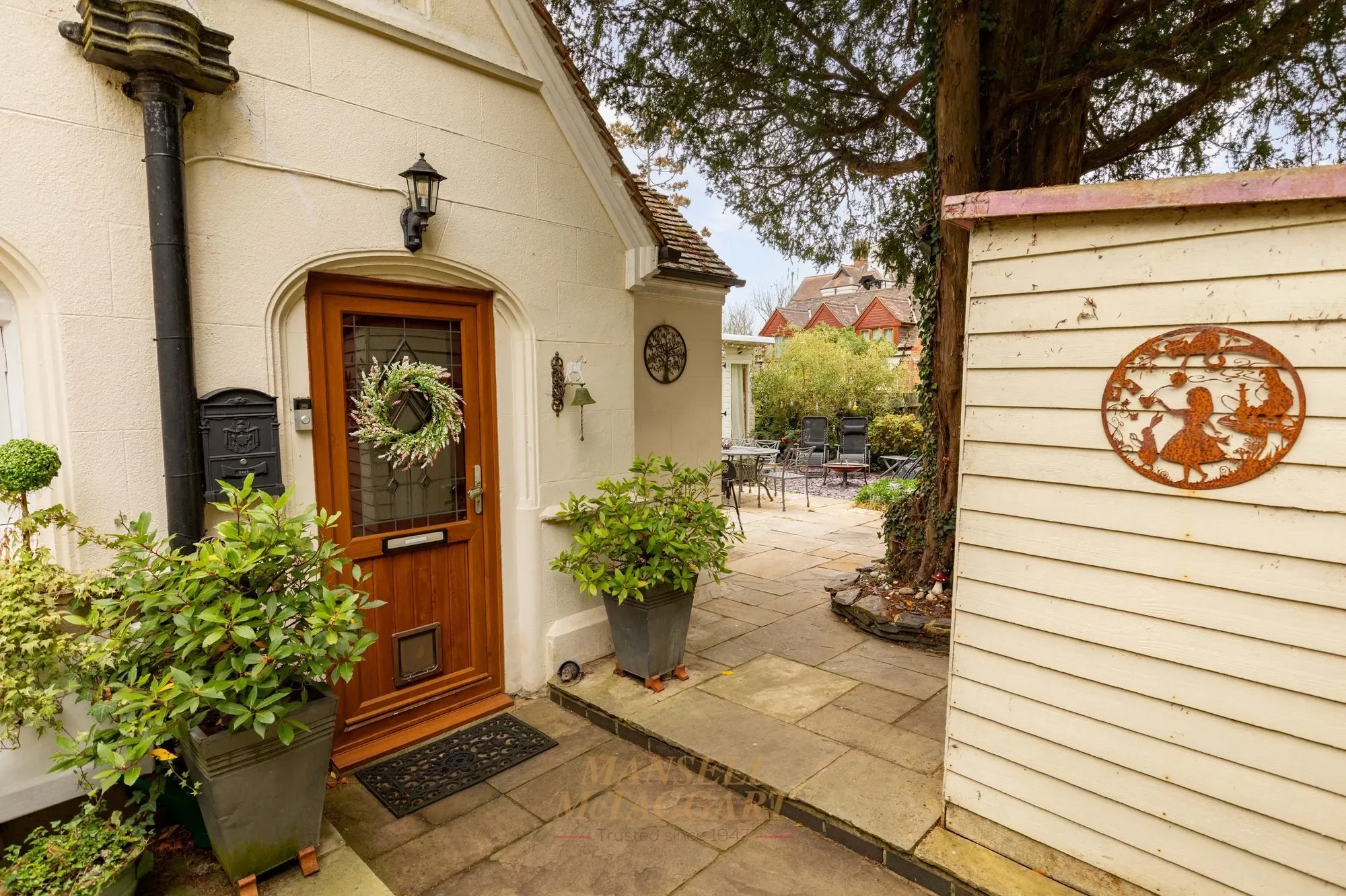 Exterior photo 6