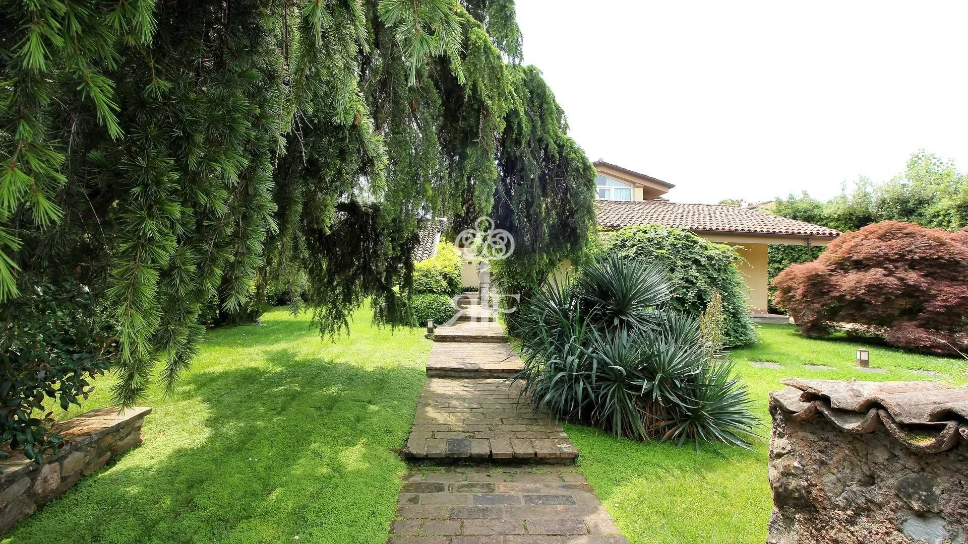 Exterior photo 3