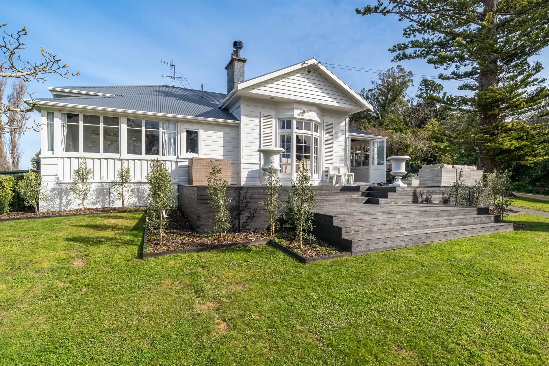 Exterior photo 8