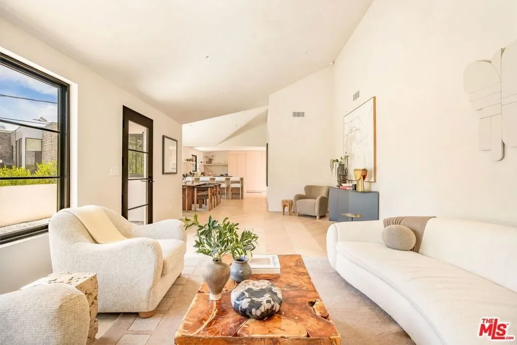 8353 Sunset View Drive, Los Angeles, California, United States. - Photo 13