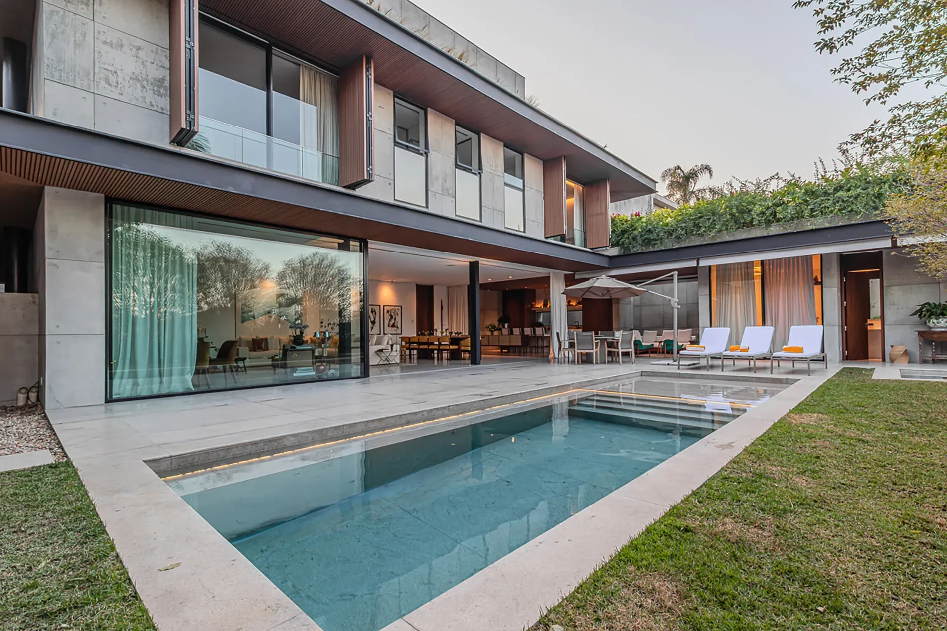 Exterior photo 1