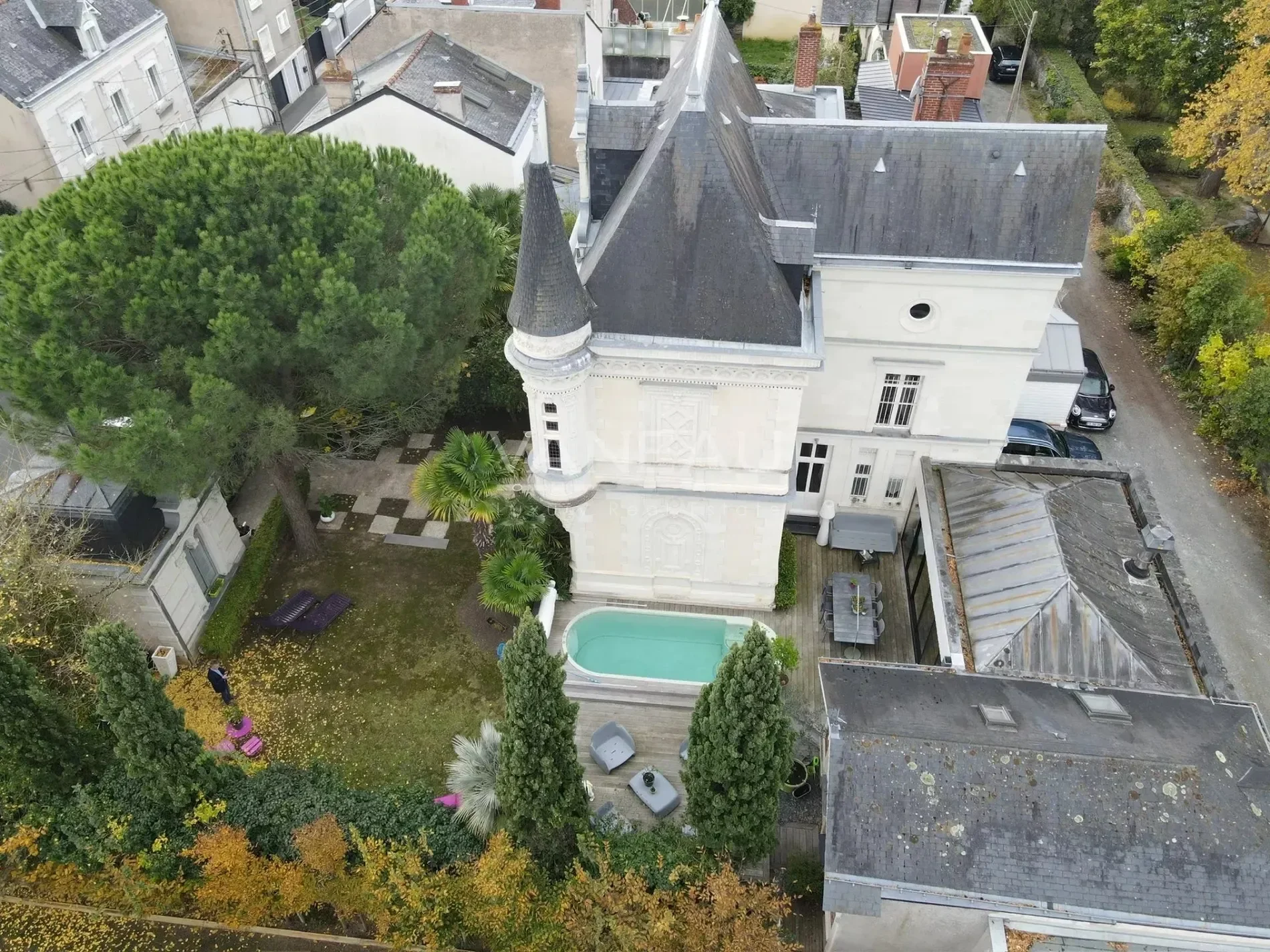 Exterior photo 5