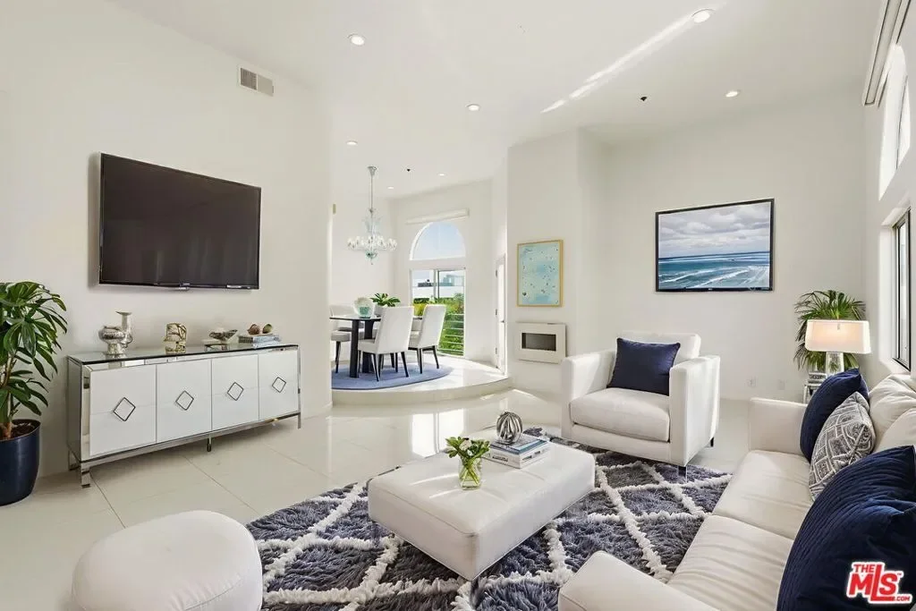 840 N Croft Avenue 301, Los Angeles, California, United States. - Photo 2