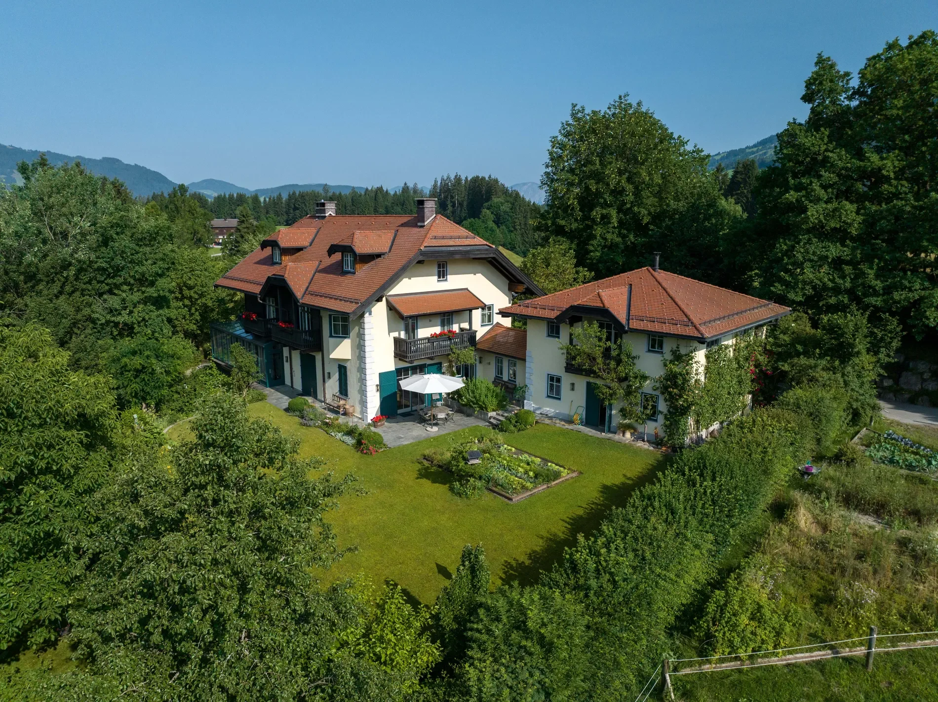 Exterior photo 5
