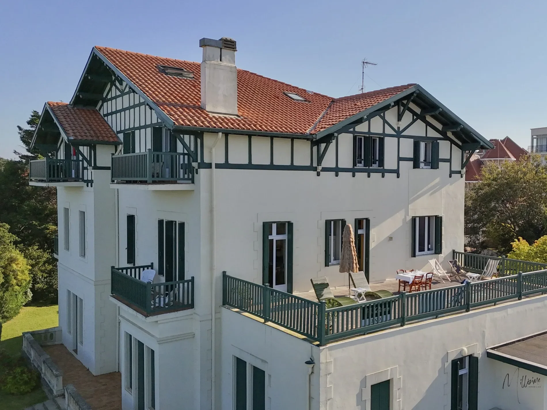 Exterior photo 2