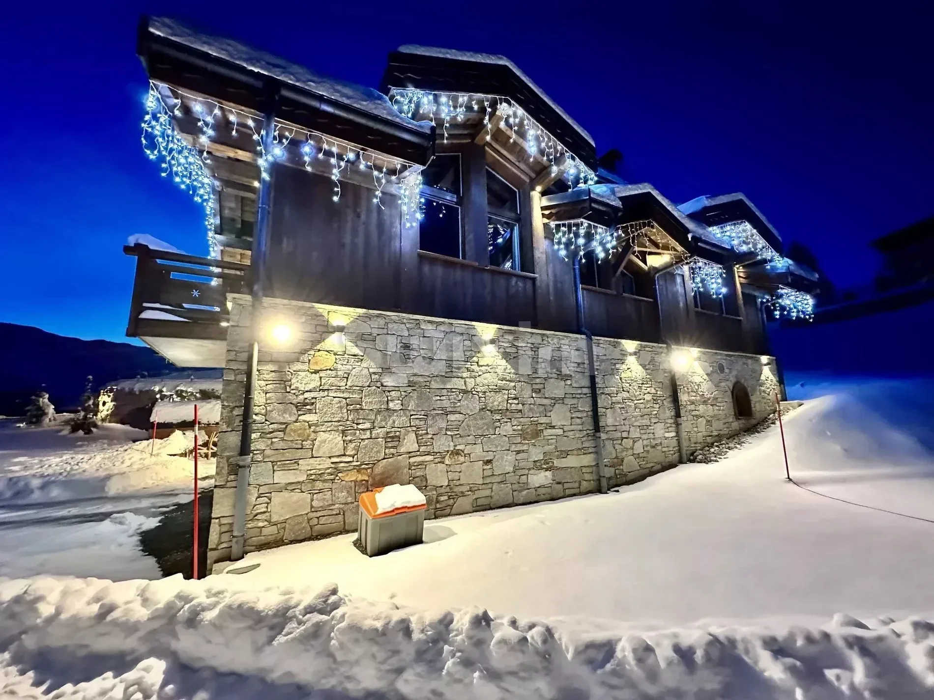 Exterior photo 2
