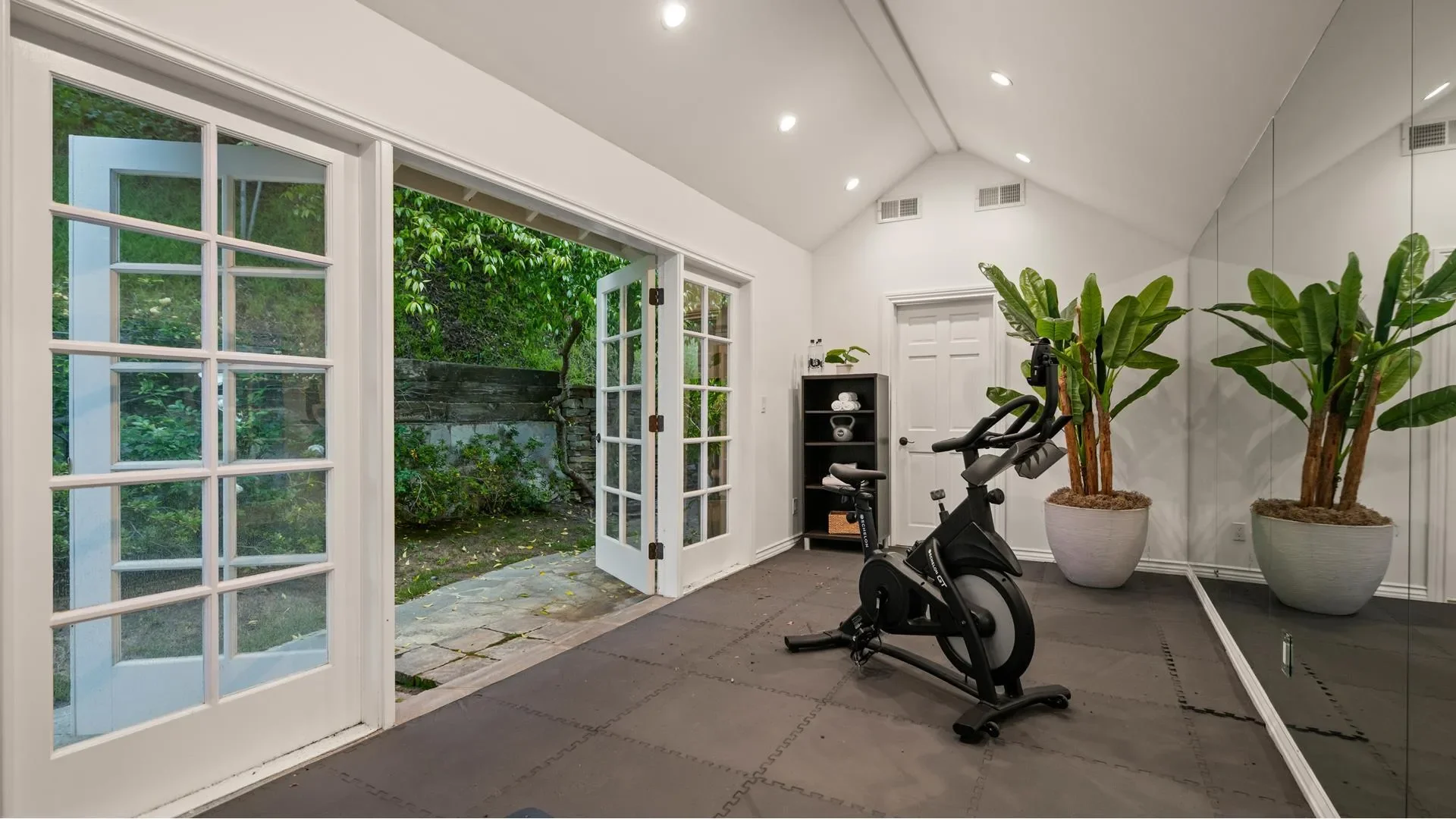 2576 Benedict Canyon Dr, Beverly Hills, California, United States. - Photo 16