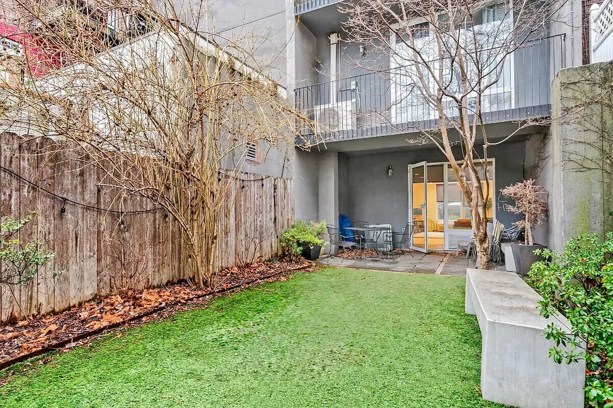 Exterior photo 4
