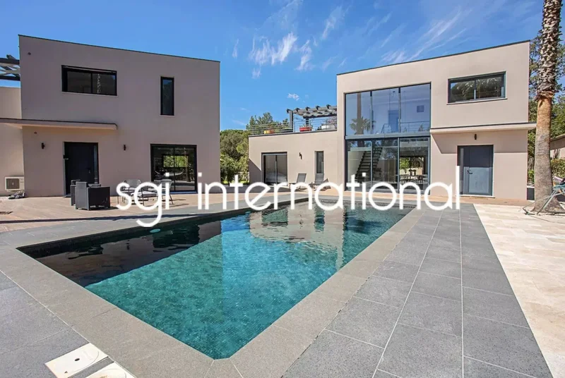 2170: GRIMAUD - 2 VILLAS - SWIMMING POOL - BEACH WITHIN WALKING DISTANCE