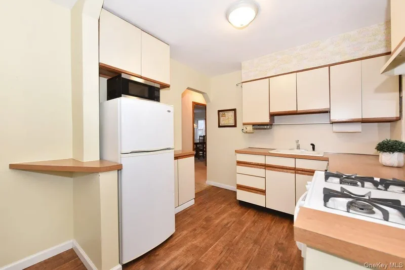 135 Barwick Boulevard, Mineola, New York, United States. - Photo 20