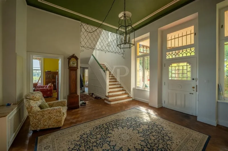 Stately villa with spacious park