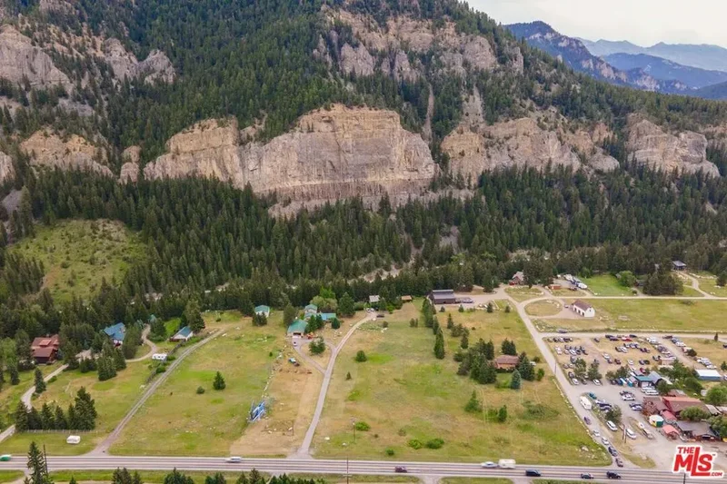 64050 Gallatin Road, Gallatin Gateway, Montana, United States. - Photo 24