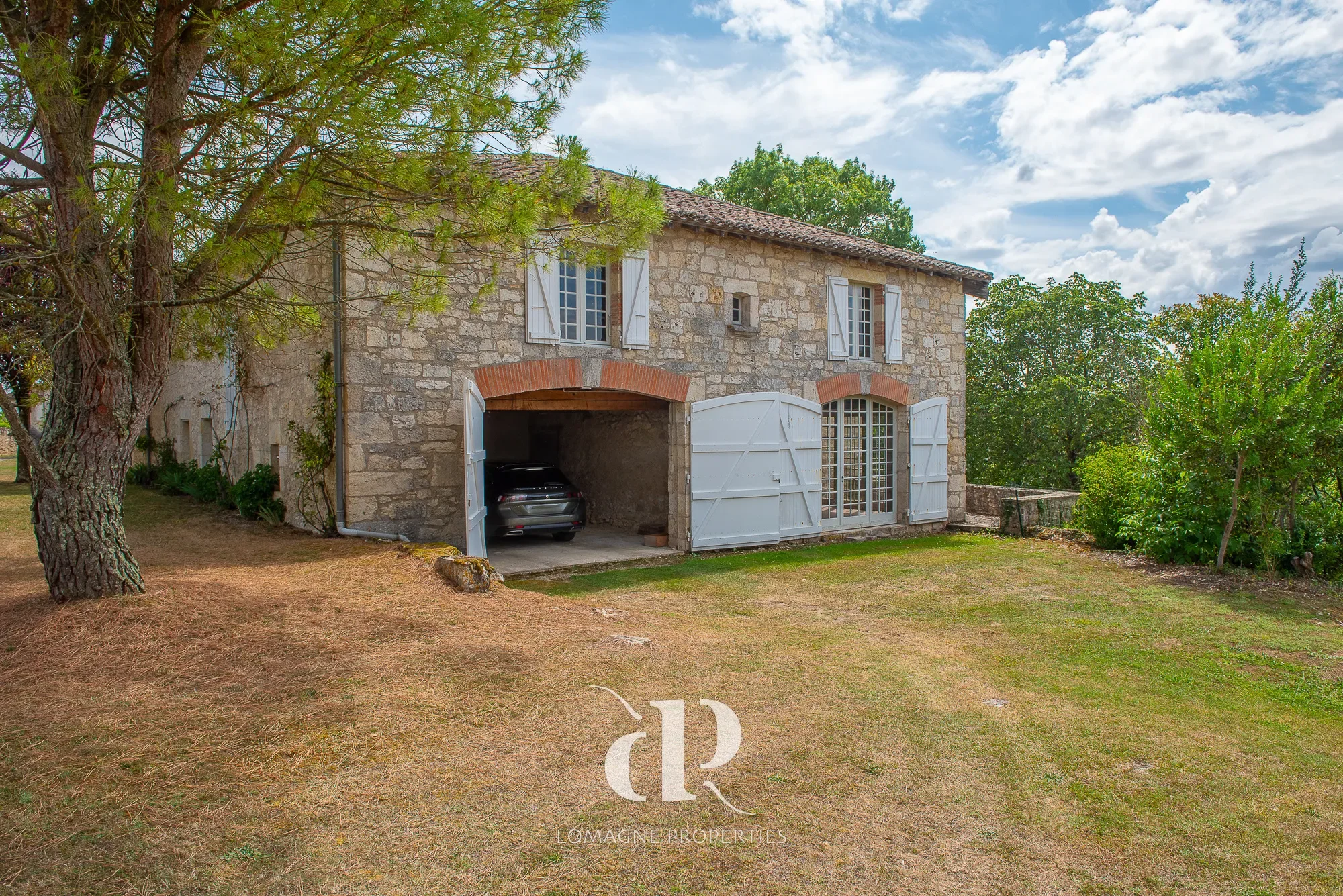 Exterior photo 9