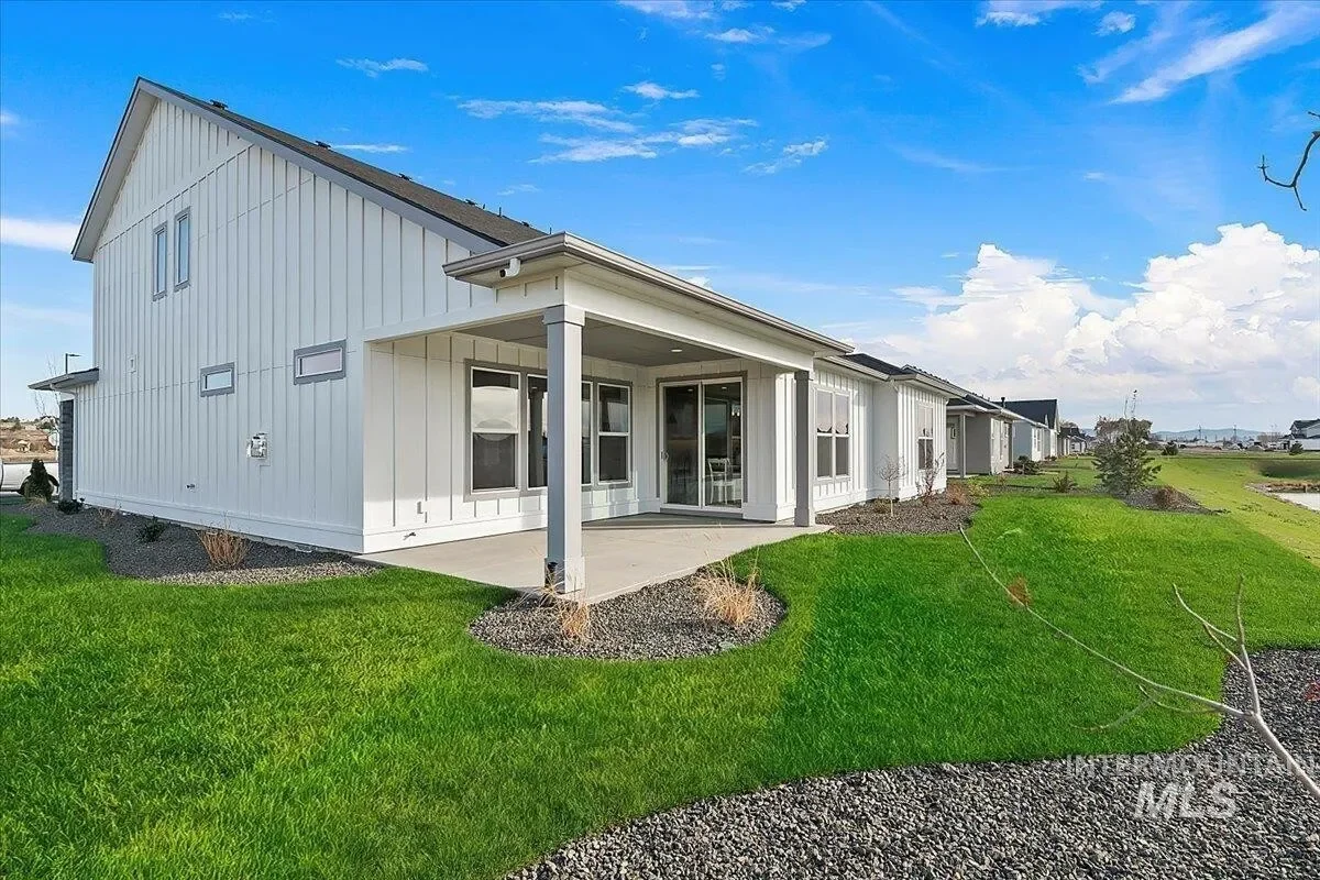 Exterior photo 1