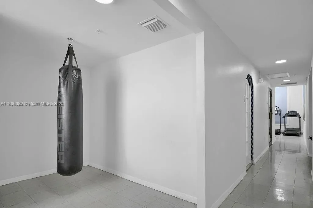 6039 Collins Ave 1126, Miami Beach, Florida, United States. - Photo 49
