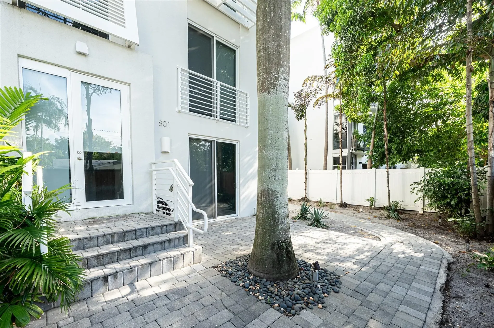 Exterior photo 2