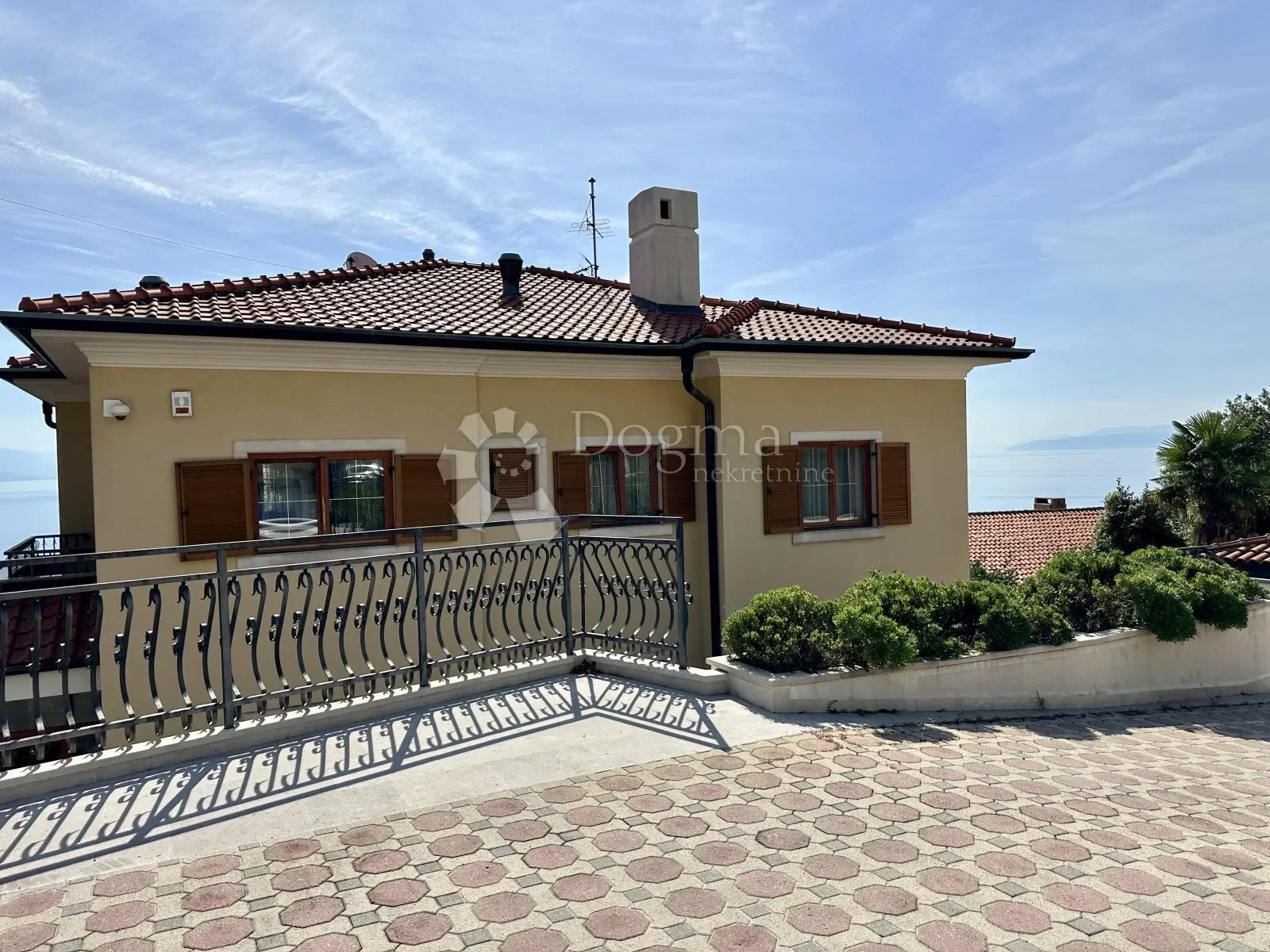 Exterior photo 3