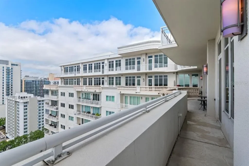 Exterior photo 8
