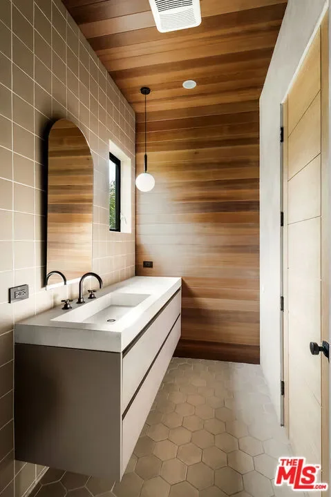 839 N Genesee Avenue, Los Angeles, California, United States. - Photo 3