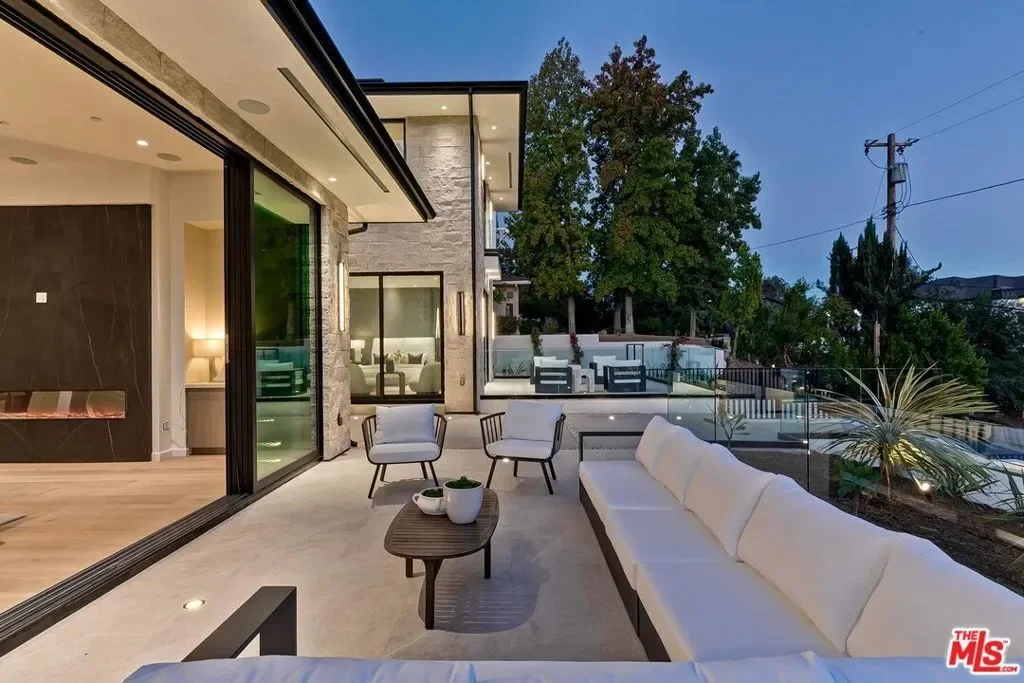 16879 Mooncrest Drive, Los Angeles, California, United States. - Photo 50