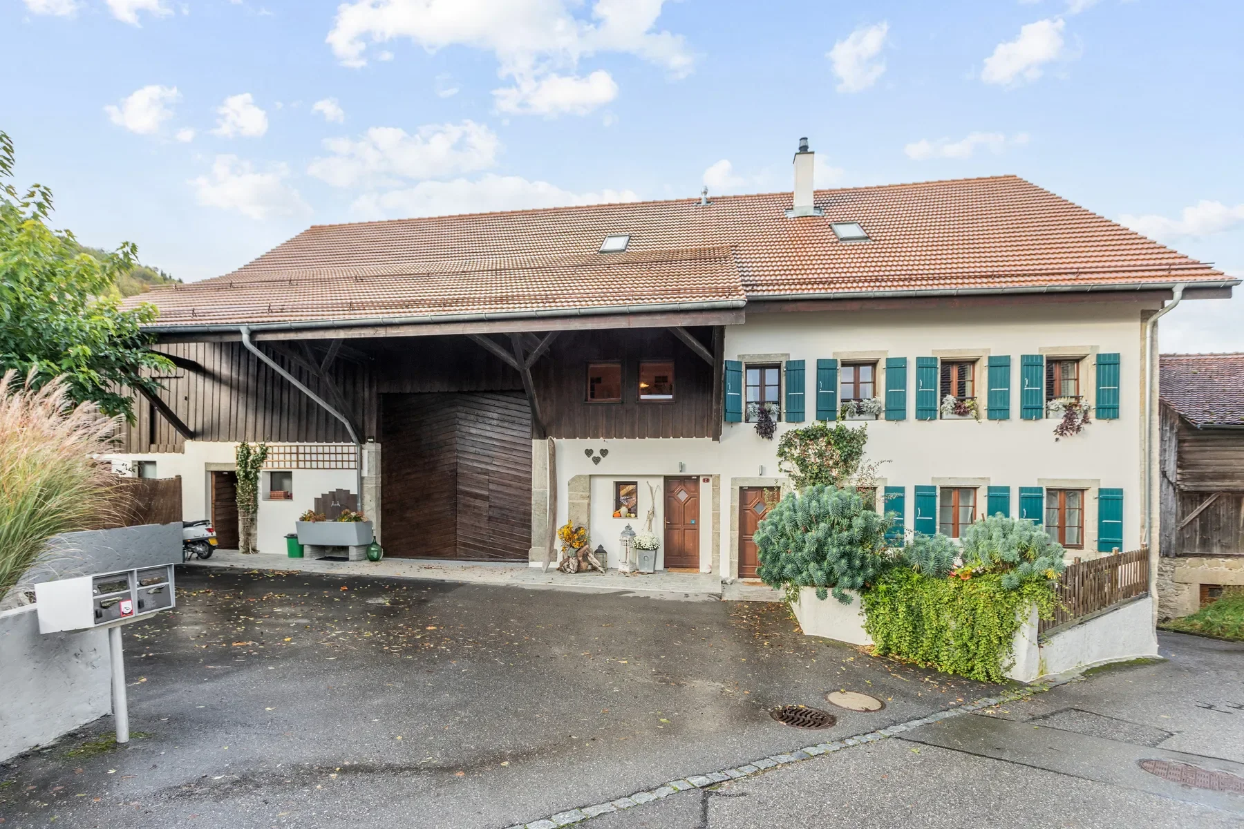Exterior photo 1