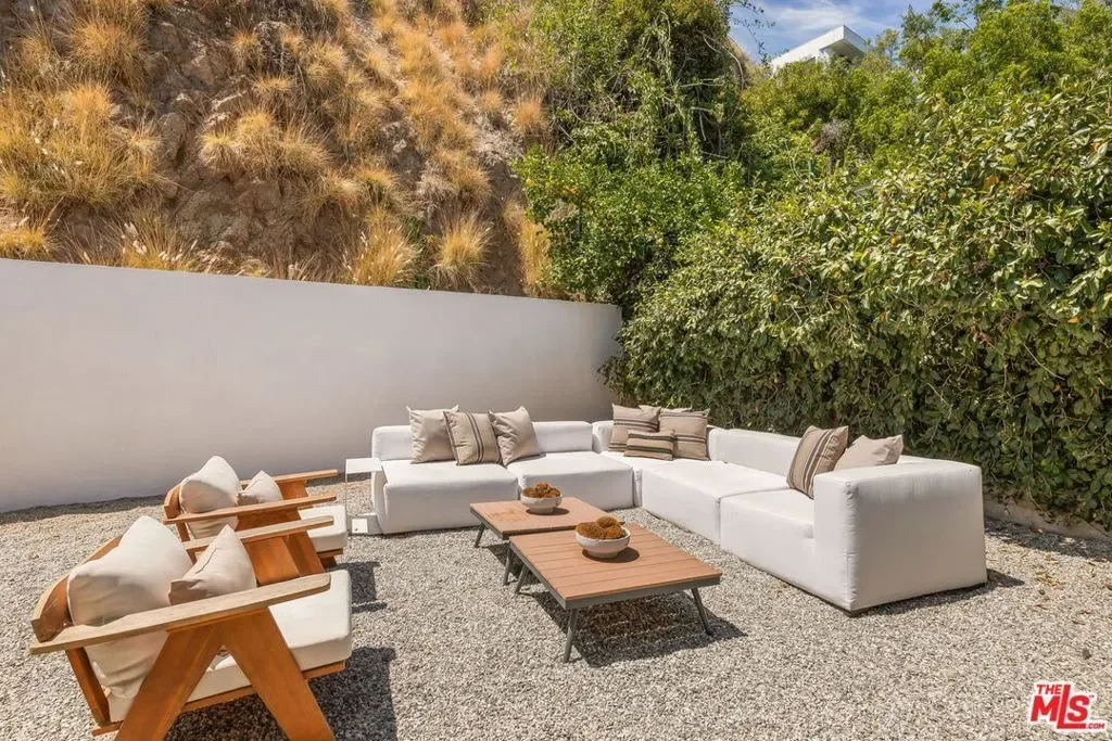 8353 Sunset View Drive, Los Angeles, California, United States. - Photo 3