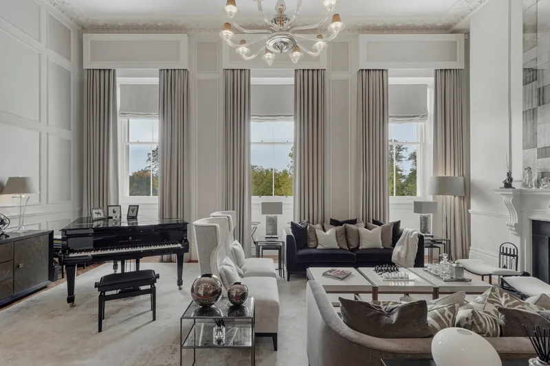 Luxurious Duplex Overlooking Hyde Park with Exceptional Amenities