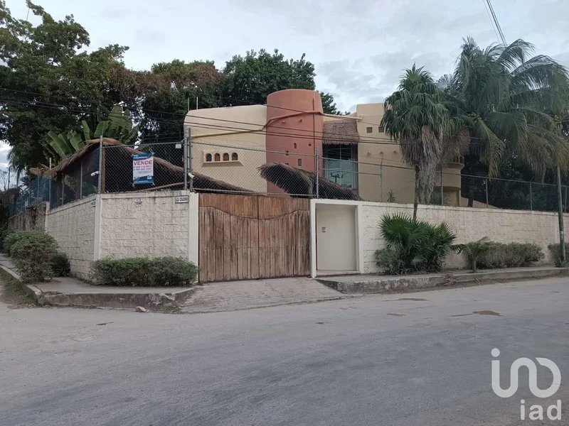 Casa en Venta Av. Colegios SM 309 con 1,500m2 de terreno y 600m2 de construcción