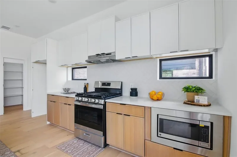 430 E 8th, Dallas, Texas, United States. - Photo 13