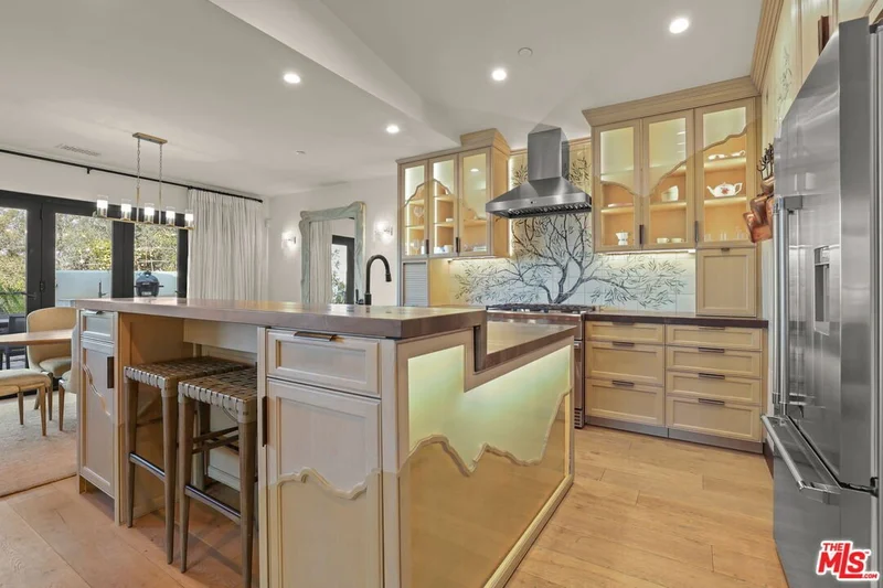 2835 Oak Point Dr, Los Angeles, CA 90068, Los Angeles, California, United States. - Photo 3