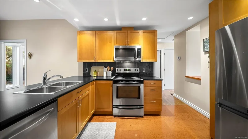 1716 Bay St, Victoria, British Columbia, Canada. - Photo 19