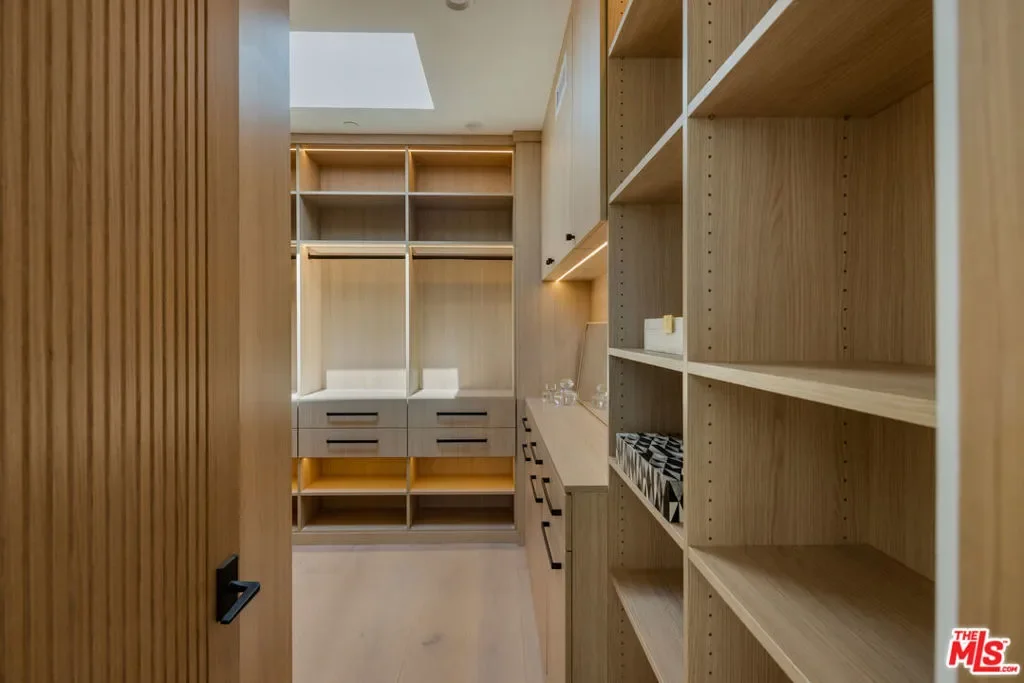 2115 Walnut Avenue, Los Angeles, California, United States. - Photo 2