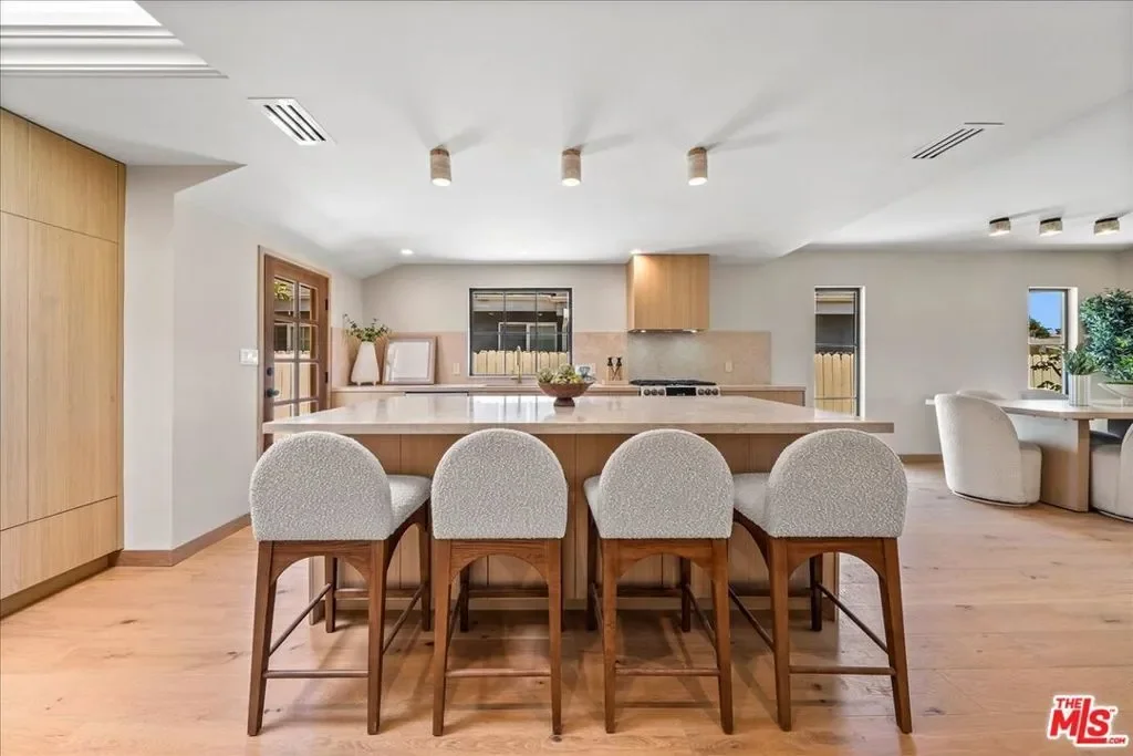 14537 Hesby Street, Los Angeles, California, United States. - Photo 1