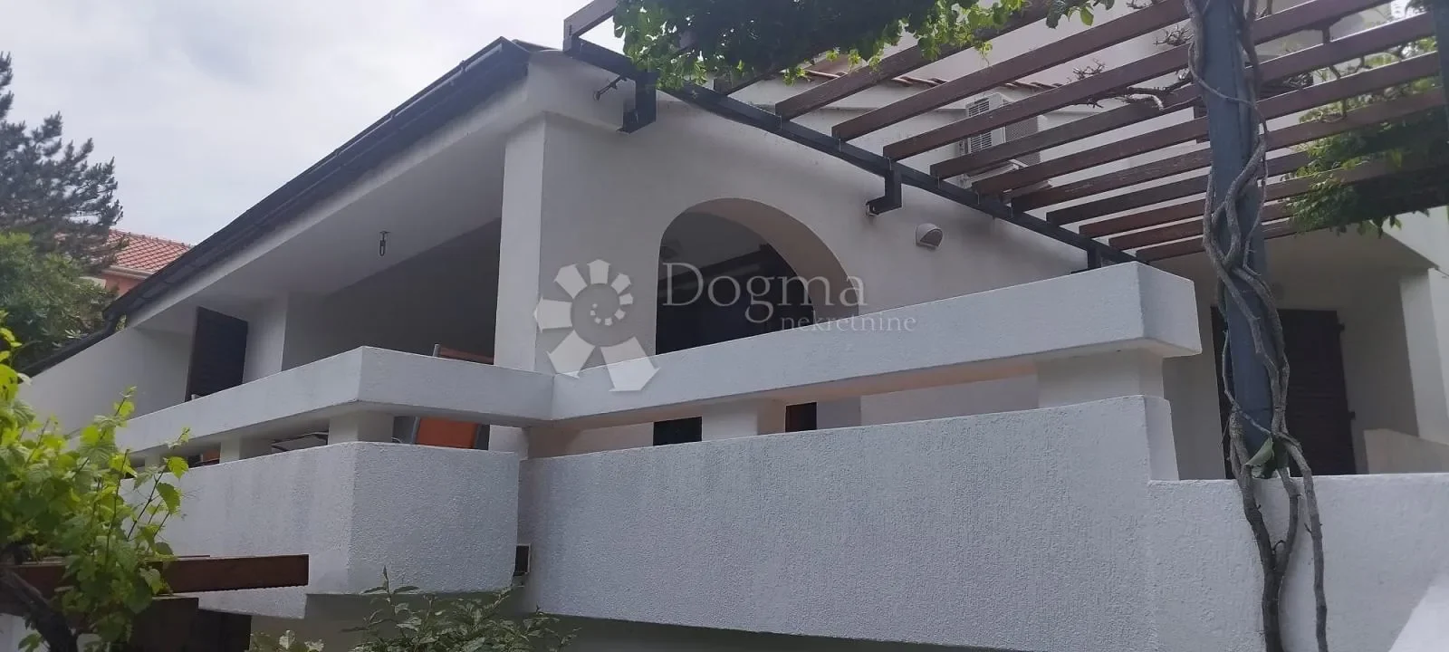 Exterior photo 2