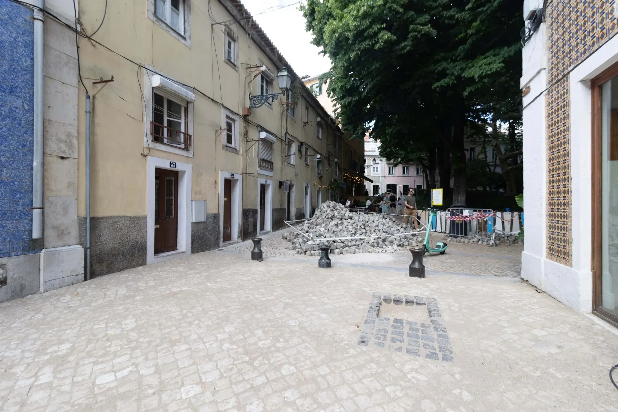 Praça das Flores (Mercês), Lisboa, Misericordia, Lisbon, Portugal. - Photo 11