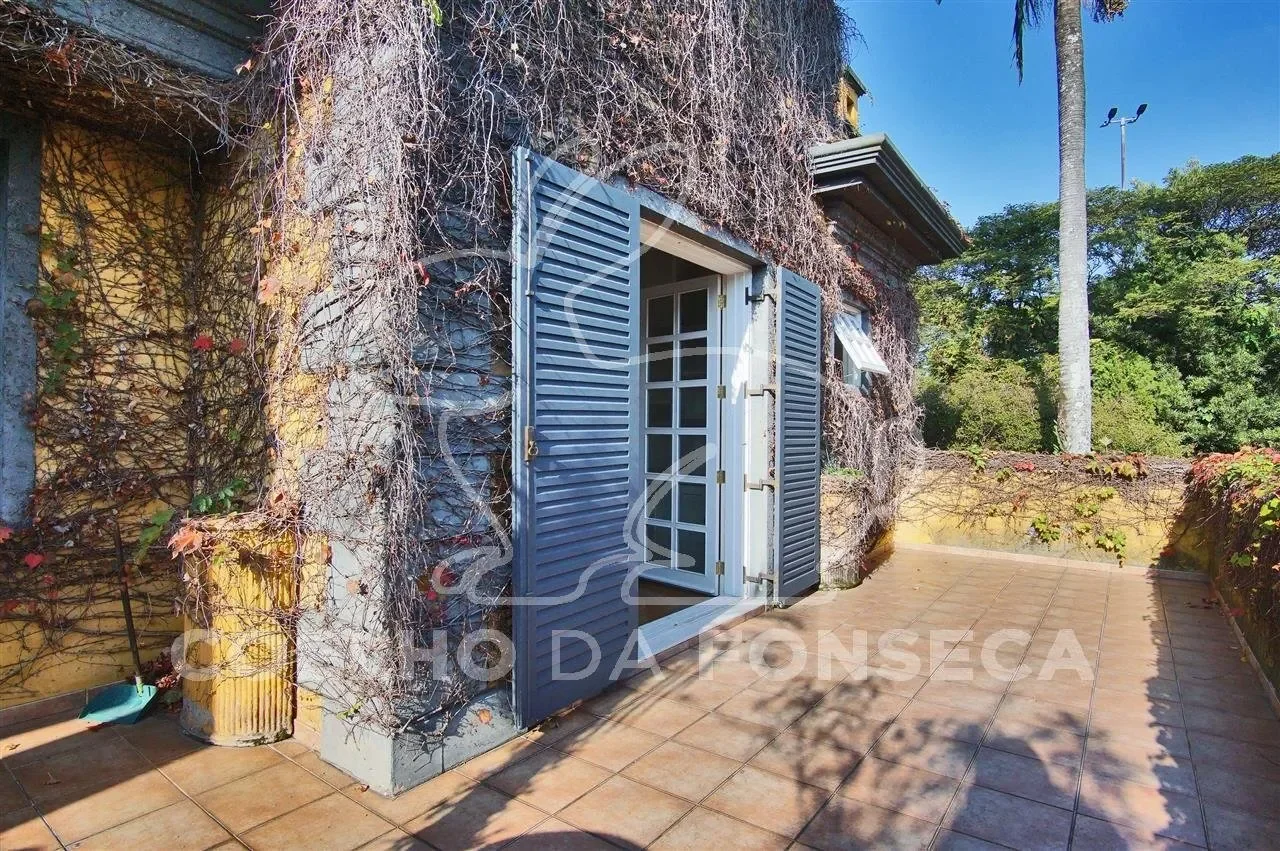 Exterior photo 3