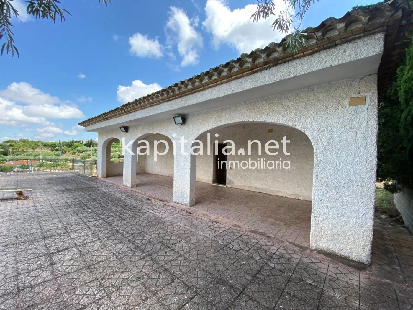 Exterior photo 6