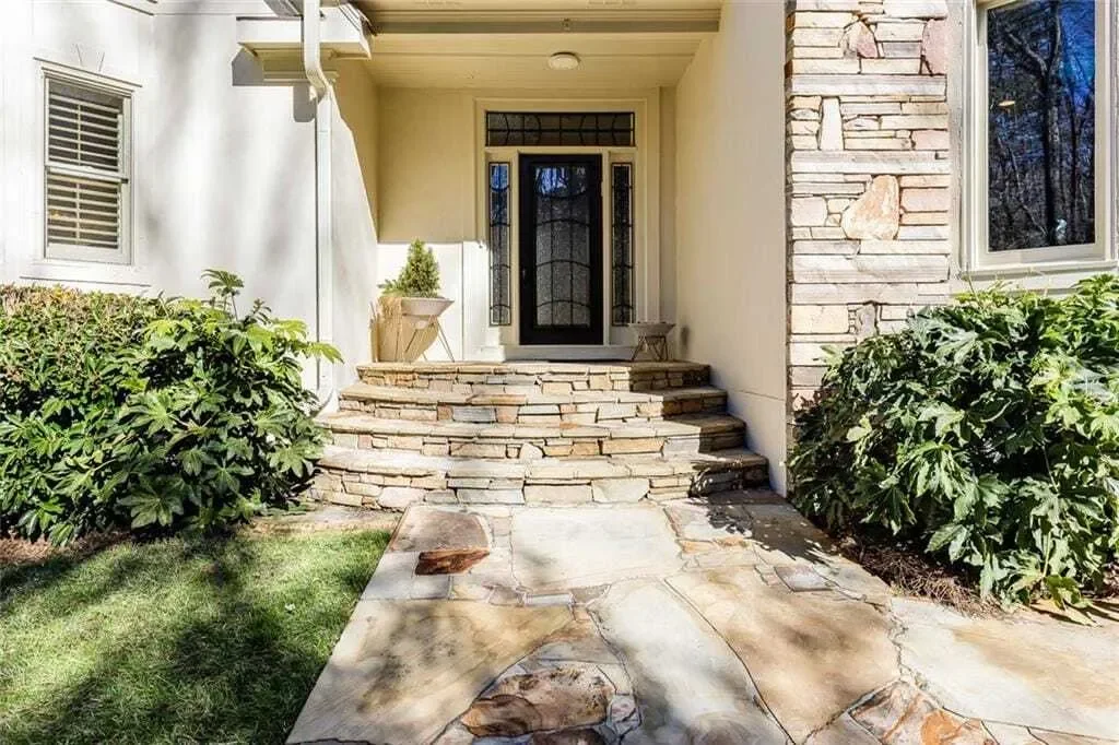 Exterior photo 6