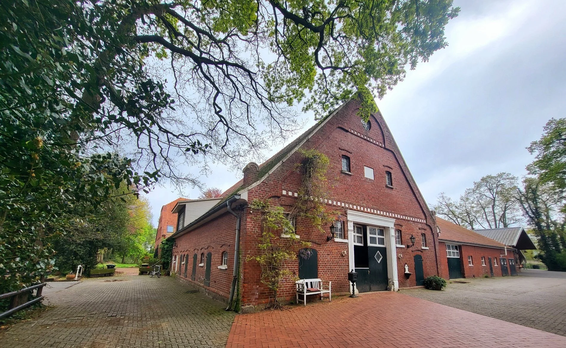 Exterior photo 2