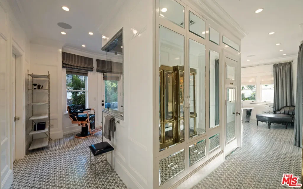 601 S Windsor Boulevard, Los Angeles, California, United States. - Photo 40