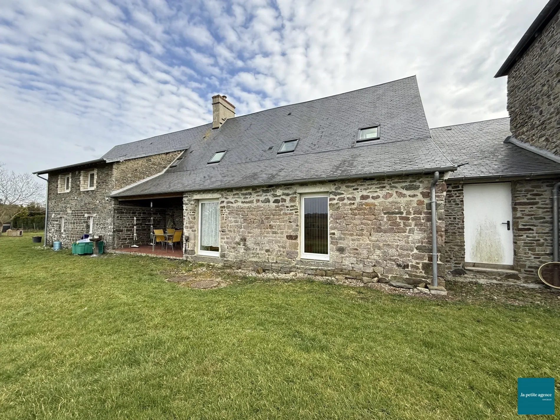 Exterior photo 5