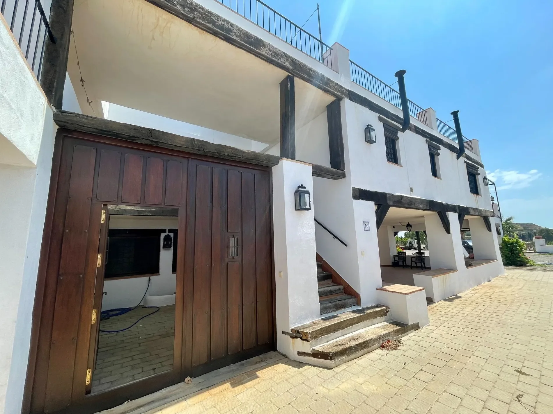Exterior photo 6