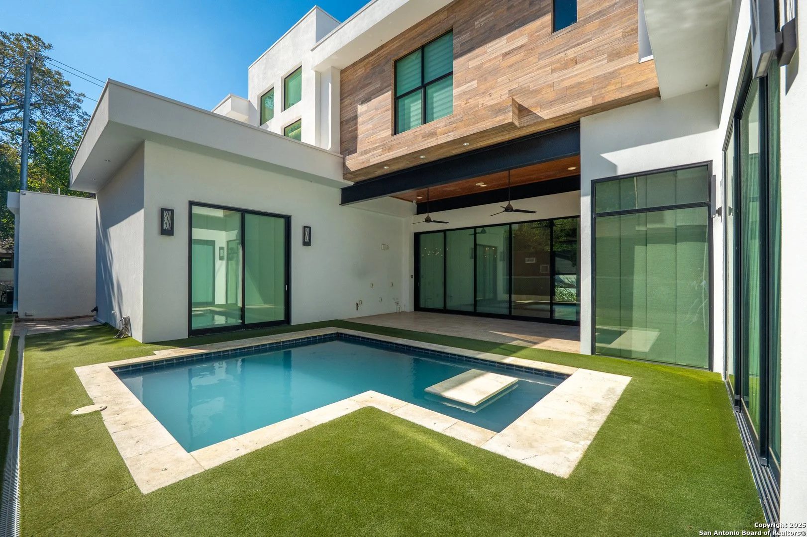 Exterior photo 4